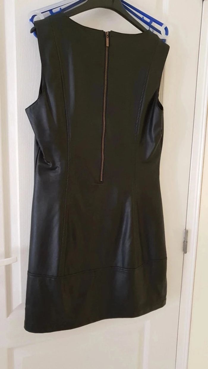 Belle robe en simili 42 - photo numéro 2