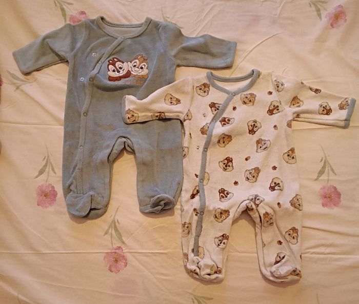 Lot pyjamas 1 mois et bavoirs - photo numéro 3