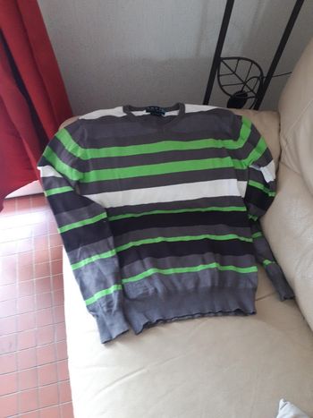 Pull fin gris rayé vert