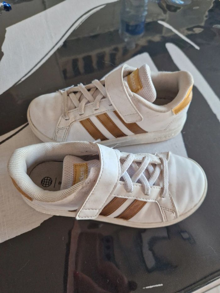 Baskets adidas taille 30 blanche et or - photo numéro 2