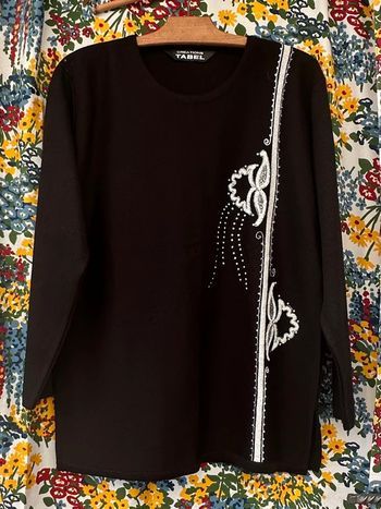 Pull noir brodé de fils argenté