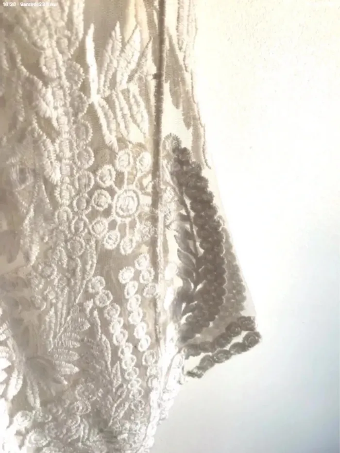 Haut blanc transparent et en dentelle blanche taille 36 - photo numéro 5