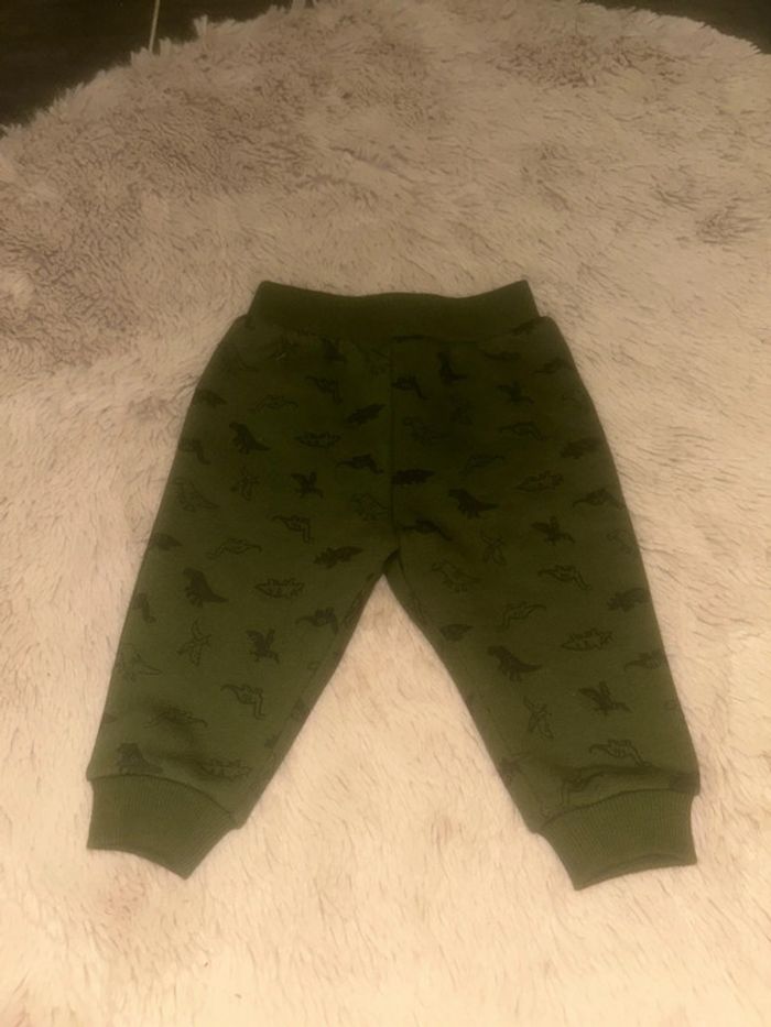 lot de pyjamas et bodies avec un bas de jogging 6 mois - photo numéro 2