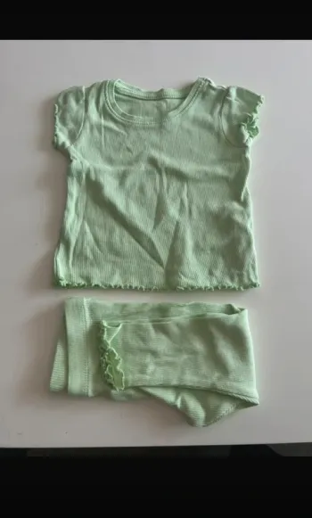 Ensemble t-shirt + leeging vert