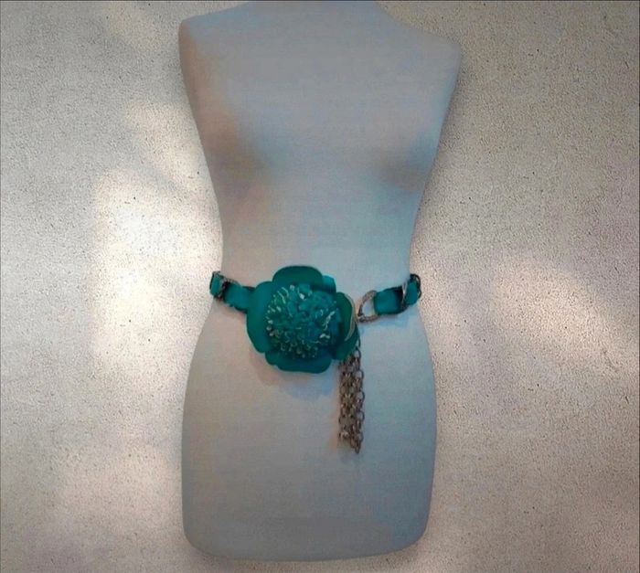 Ceinture avec fleur en cuir et chainette ajustable