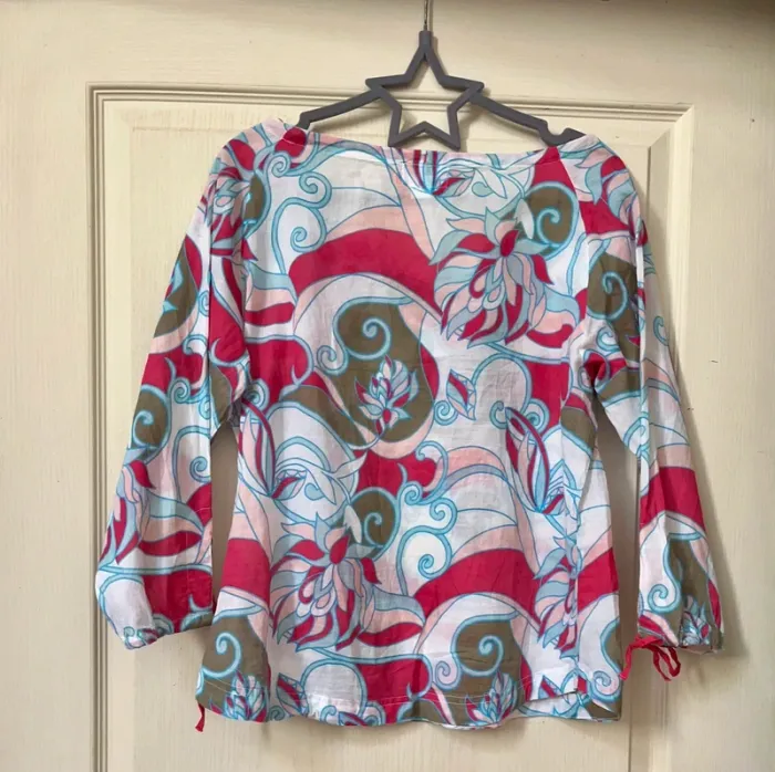 Charmante Blouse avec ses volutes fleuries  T 42 - TBE voile de coton - photo numéro 3