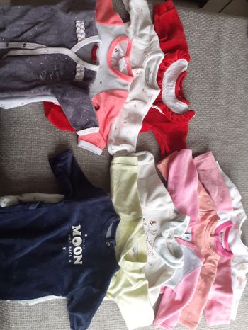 Lot 11 pyjamas chauds taille 1 mois