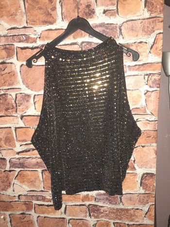 Petit noir à sequins dorés