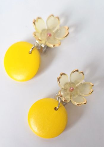 Boucles d’oreilles à clips jaunes fleurs de cerisier