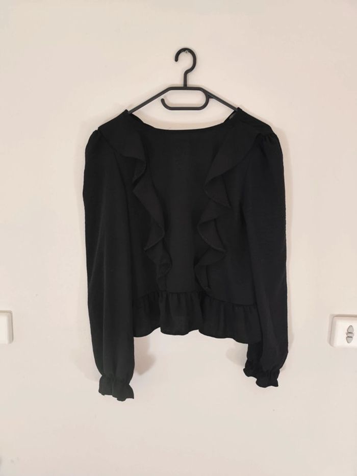 Blouse noire ras de cou froufrous