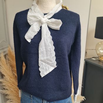 Pull avec noeud broderie anglaise