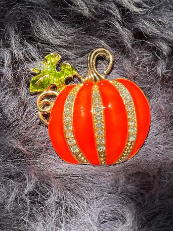 🎃 Broche Citrouille Dorée & Orange Strassée – Élégance Automnale 🎃