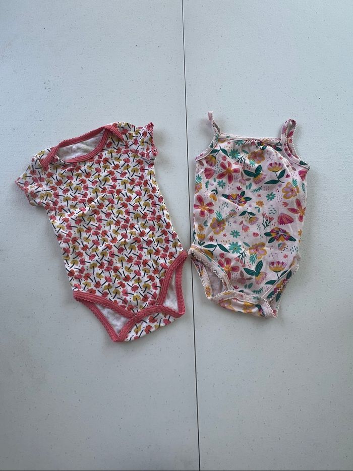 Lot de 2 body du pareil au même  Très bon état  Taille 3 mois