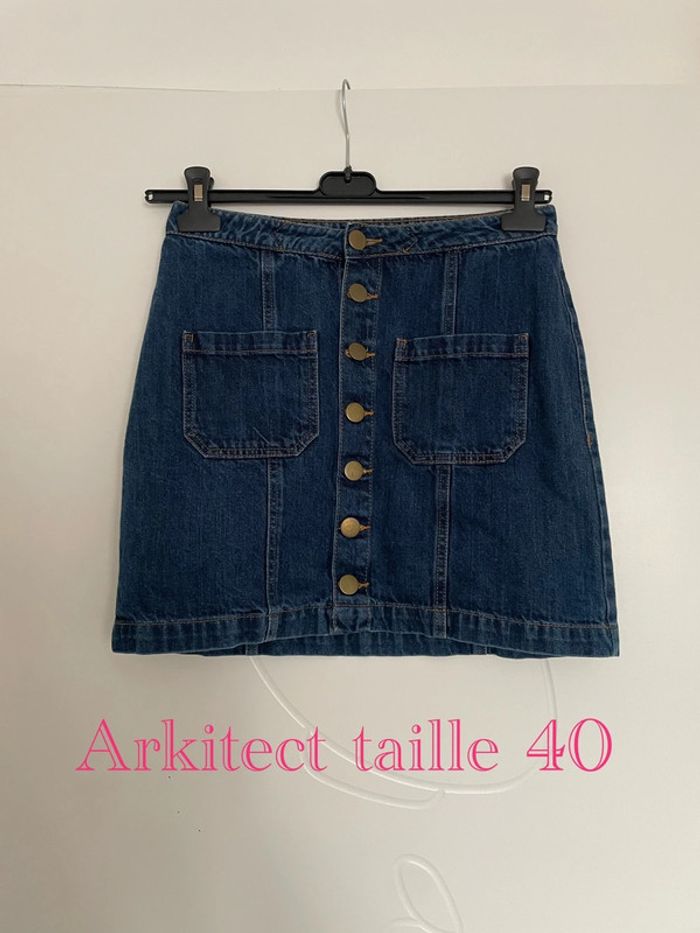 Jupe en jean bleu foncé coupe trapèze taille haute bouton devant Arkitect taille 40