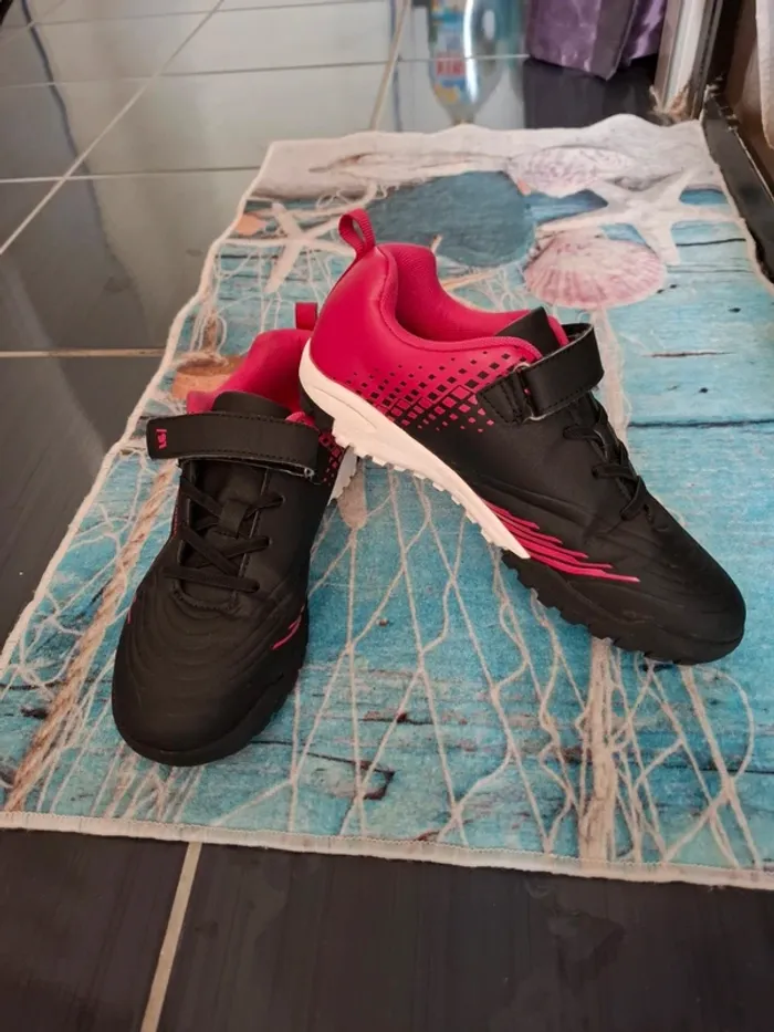 Baskets Athlétisme p36 noir et rose lacets scratchs
