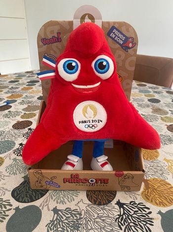 La mascotte Paris 2024 25cm