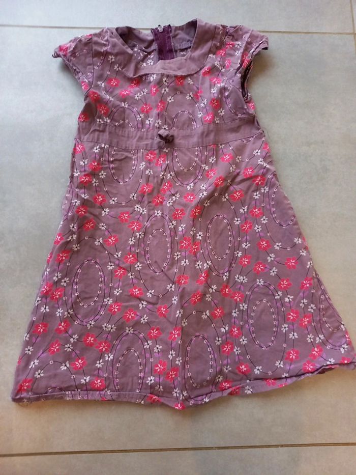 Robe violette fleurie