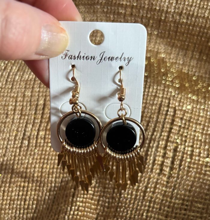 Boucles d’oreilles or et noir pendantes - photo numéro 2
