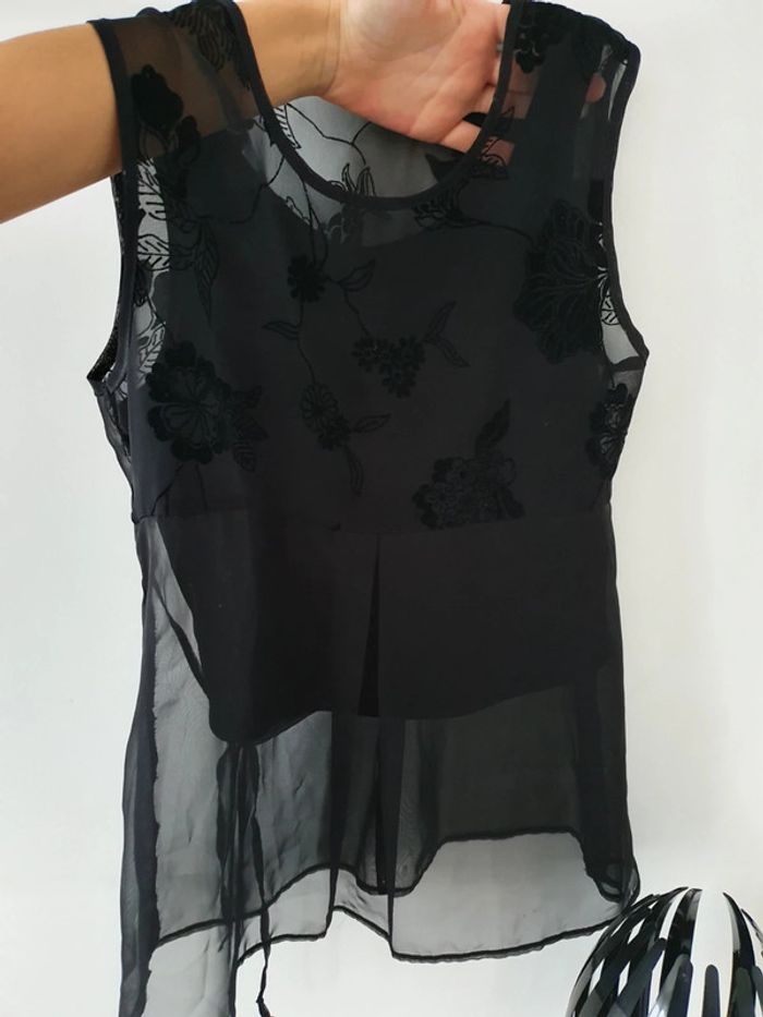 Haut sans manche noir effet voile sur le bas motifs roses noires