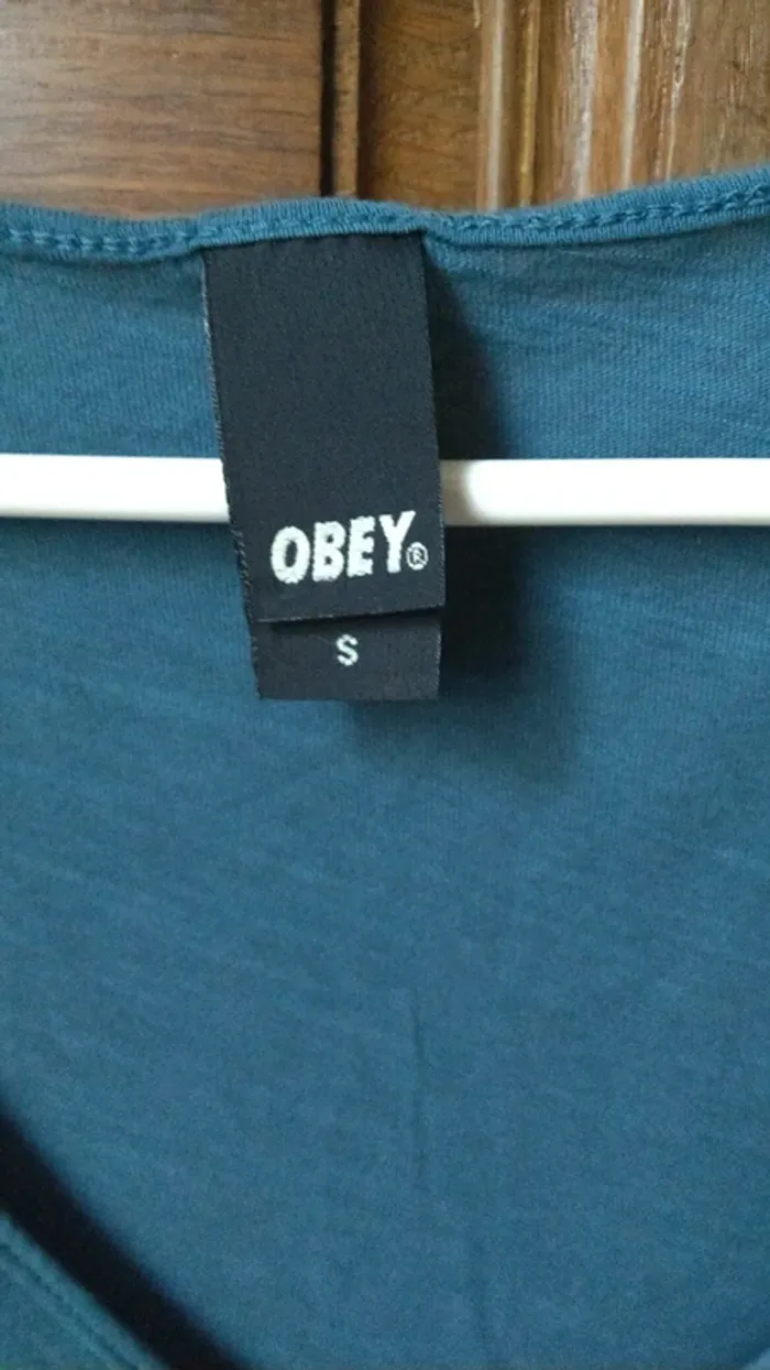 Tee shirt fluide OBEY bleu col V taille S - photo numéro 3