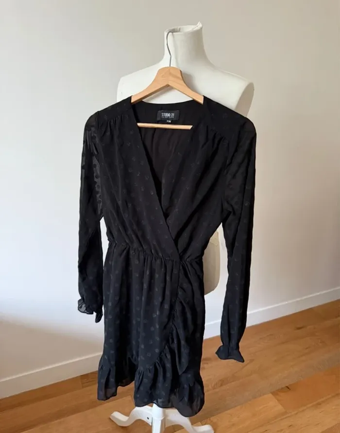 Jolie robe noir effet croisé S/M