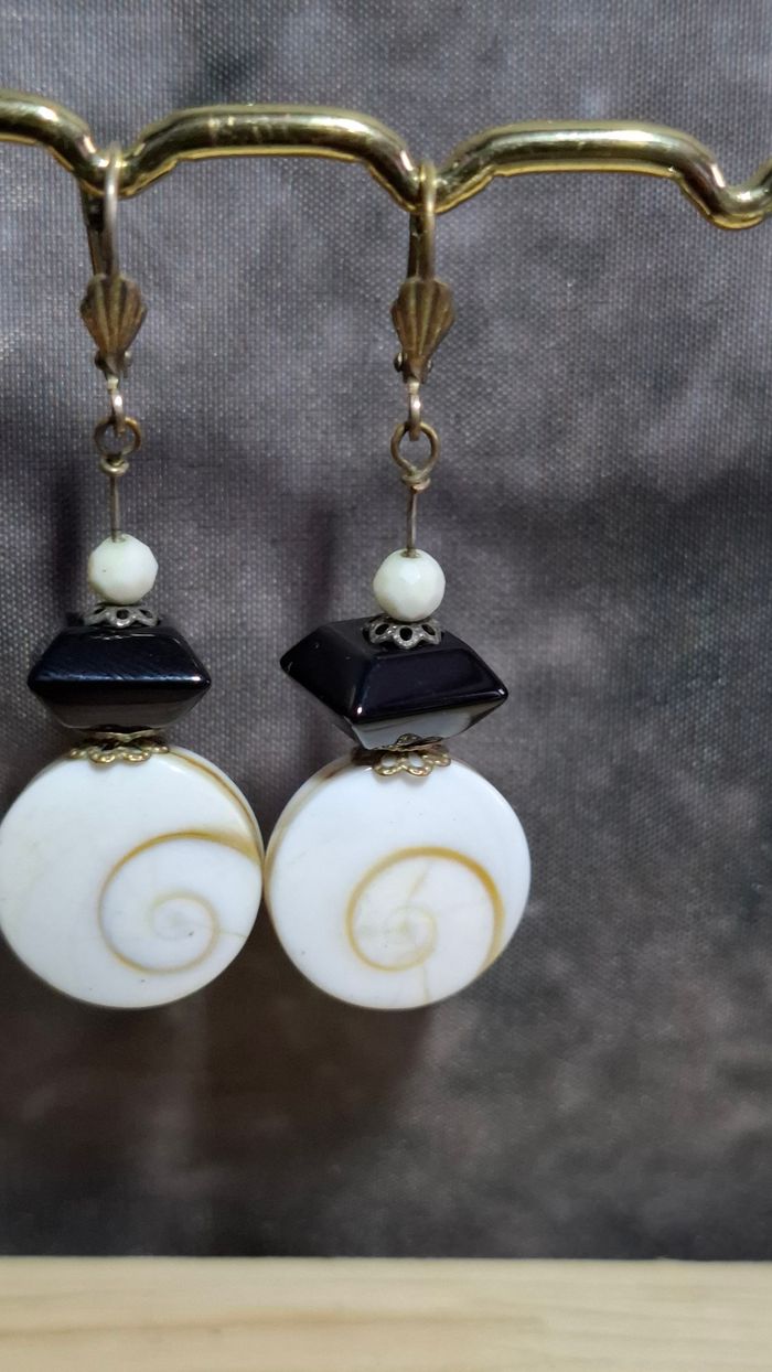 Boucles d’oreille œil de Sainte Lucie cristal noir look rétro - photo numéro 3