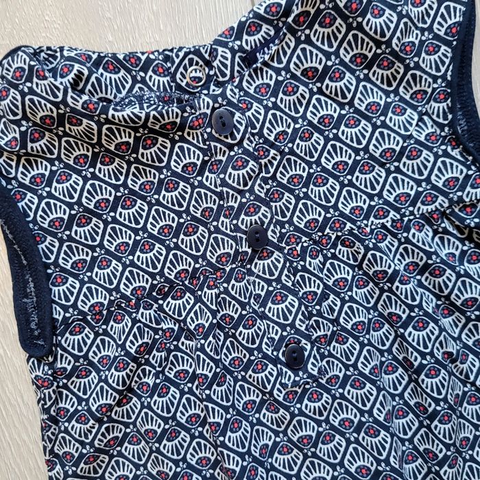 Salopette fluide noir clair, blanc et rouge. Fille 12 mois. Marque Kiabi - photo numéro 2