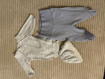 Ensemble body blanc + pantalon avec pieds + bonnet