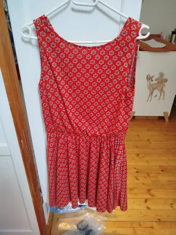 Robe rouge avec dos en V
