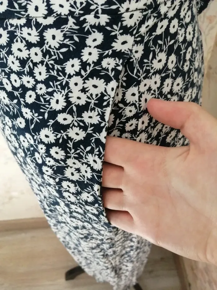 Pantalon bleu marine fluide large à motifs fleurs blanches poches / shein / (40-42) - photo numéro 5