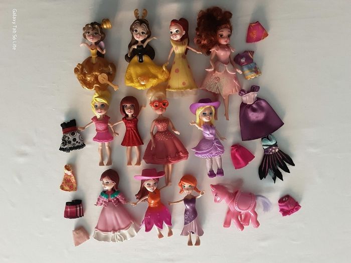 Lot de mini  poupées plus changes