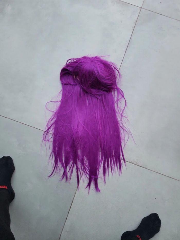 Perruque violet cheveux long et frange taille adulte