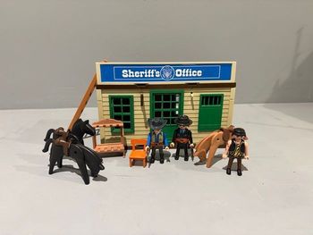  Playmobil Bureau sheriff Sherrif’s Office 3 personnages 1 sheriff, 1 policier  et 1 voleur 3 chevaux