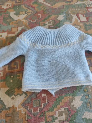 Pull bleu naissance attache dos