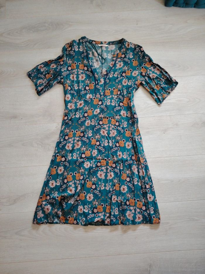 Robe courte fleurie. Taille 36.
