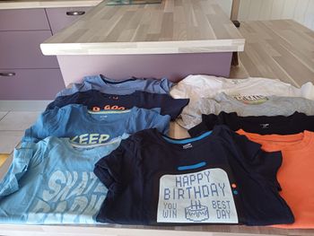 9 tee shirts garçons Taille 6 ans