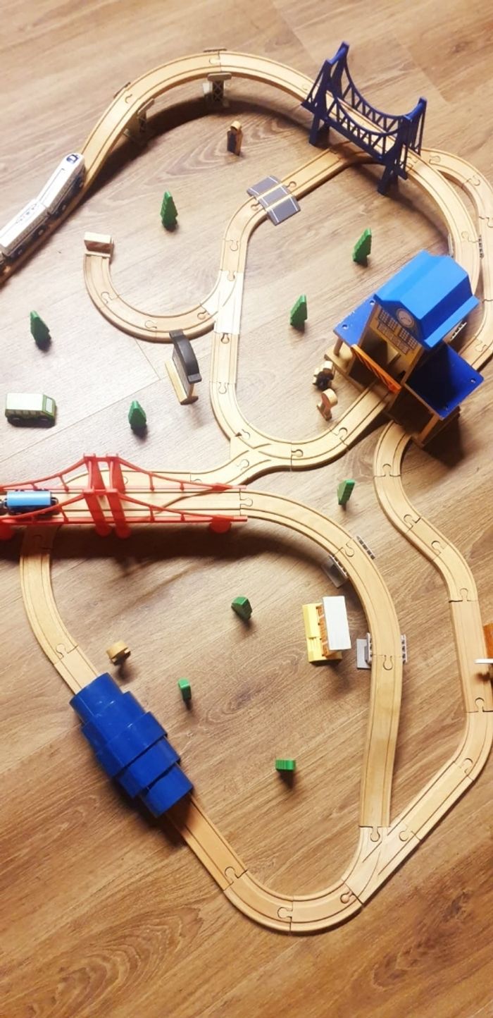 Circuit de train en bois - photo numéro 2