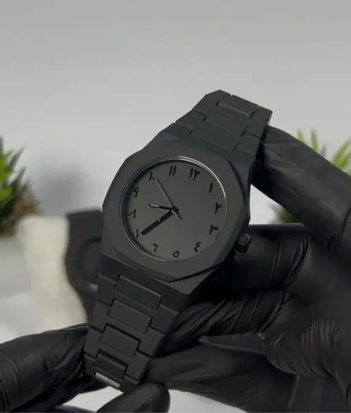 Montre noire avec chiffres arabes