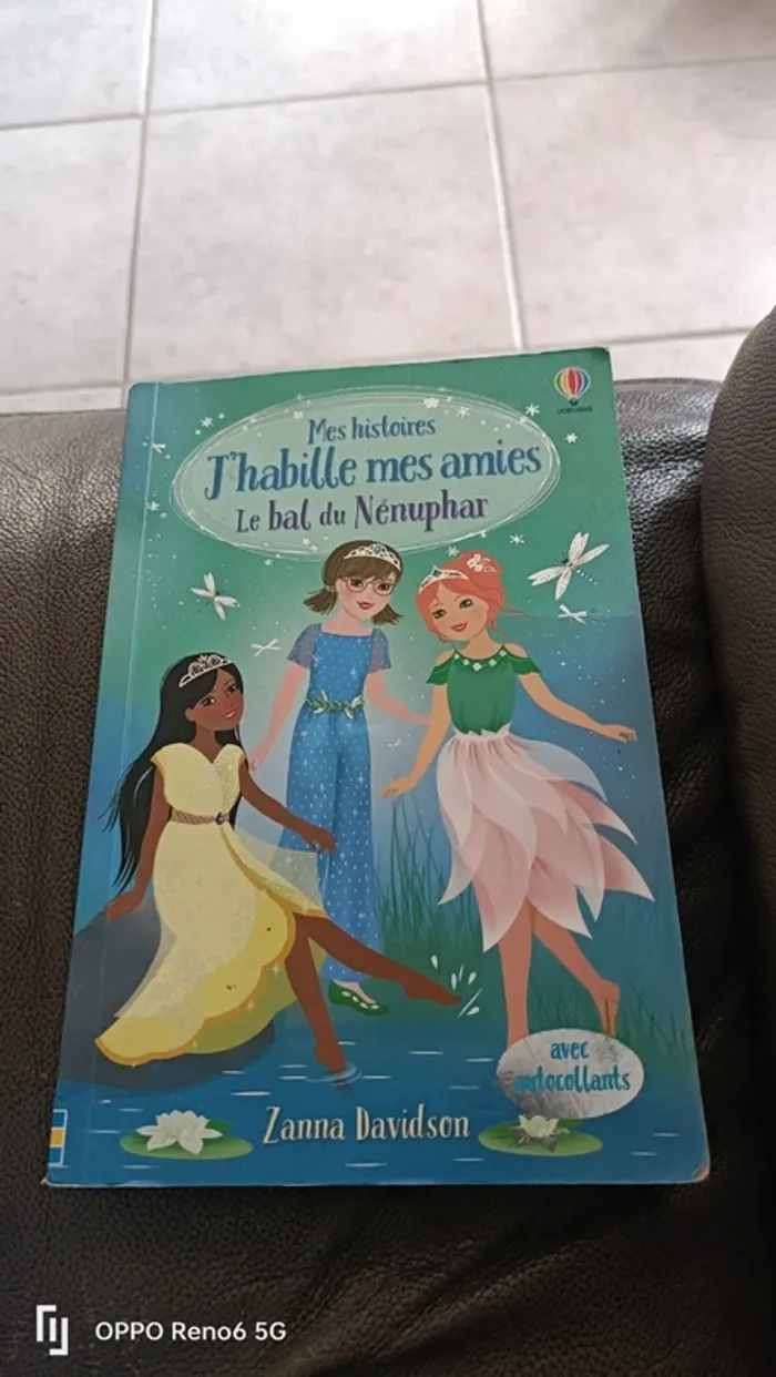 Livre mes histoires j'habille mes amies