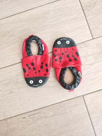 Chausson en cuir souple coccinelle