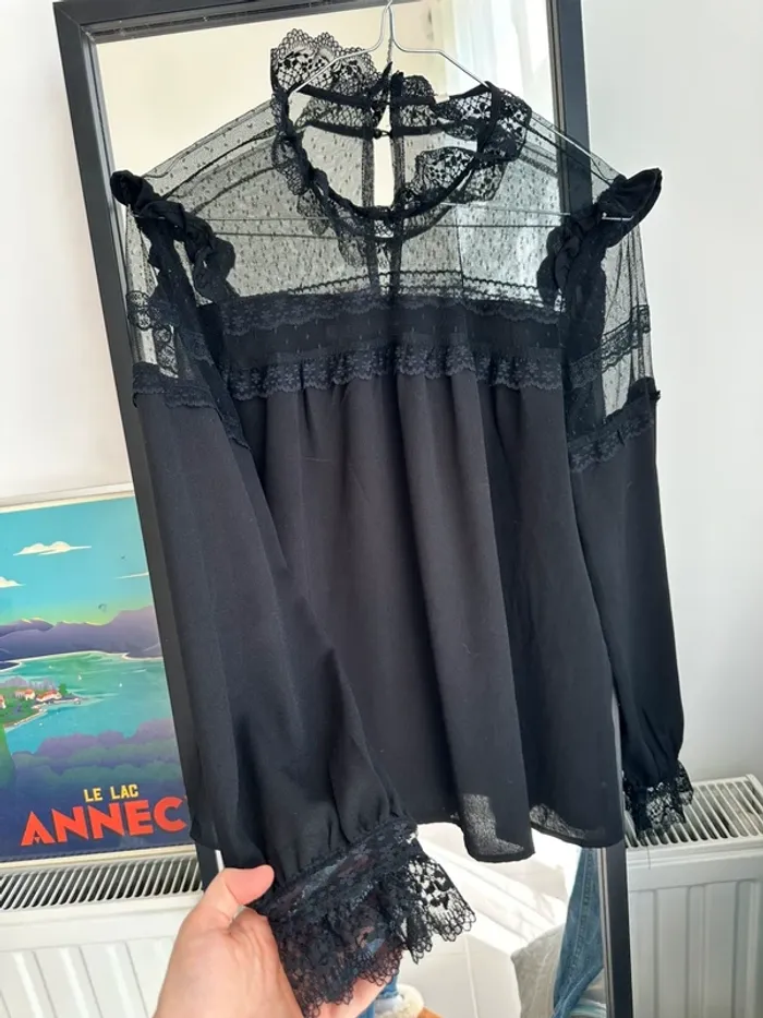 Haut noir à col dentelle