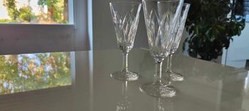 3 flutes à champagne en verre taillé