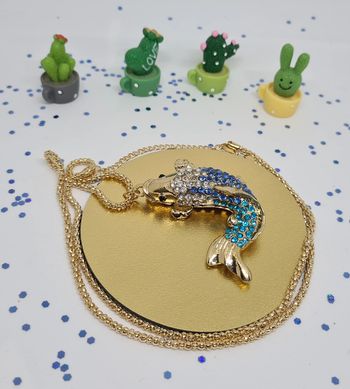 Collier doré carpe koï bleue et blanche