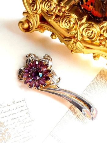 magnifique broche vintage fleurs pierres violette