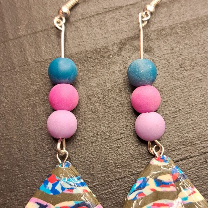 Boucles d'oreilles pendante en pâte polymere multicolore - photo numéro 8
