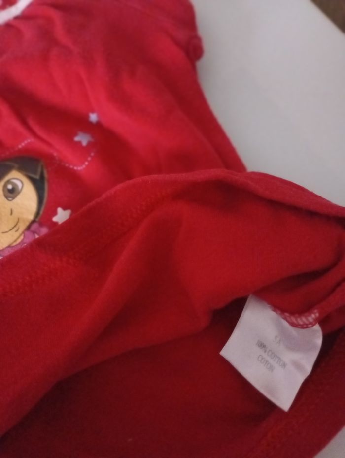 Pyjama 2 pièces.  5 ans . Coton ton rouge . Imprimé Dora .   Très bon état - photo numéro 5