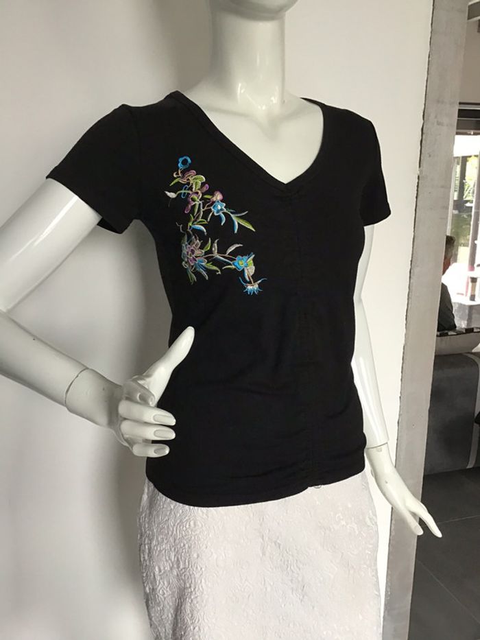 Tee shirt a motif brodé