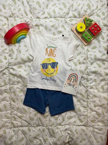ensemble teeshirt blanc impression devant smiley et short bleu lien de serrage baby club 12 mois