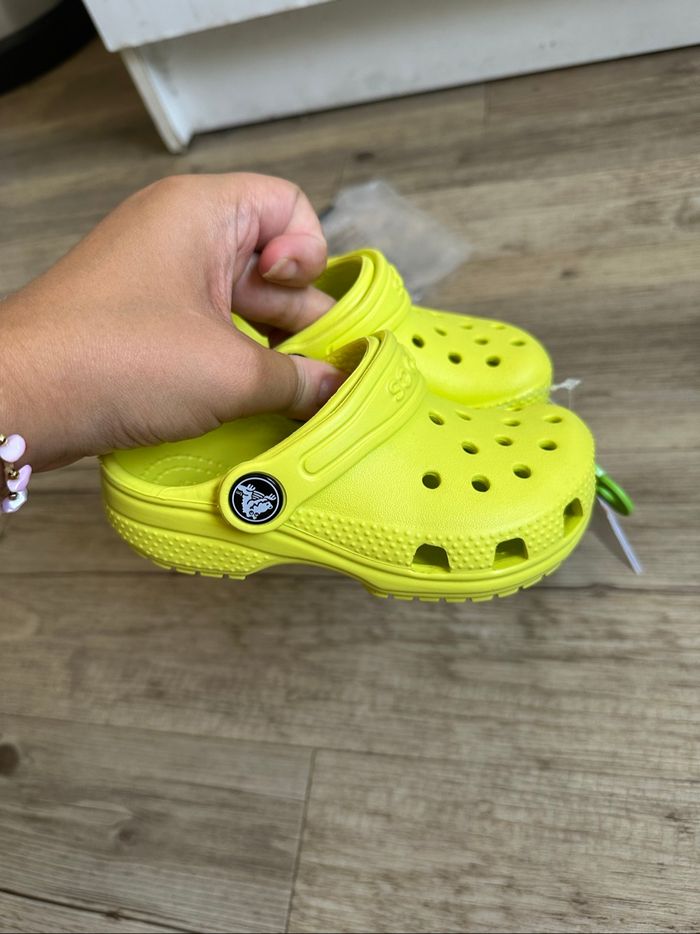 Crocs neuf citrus agrumes jaune C8  taille 24/25