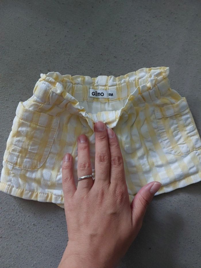 Short jaune en 6mois - photo numéro 2